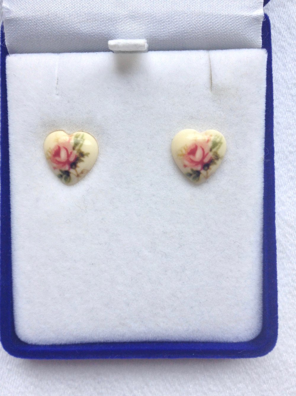 Super süße Ohrstecker in Herzchenform und mit Blumenmuster von Six