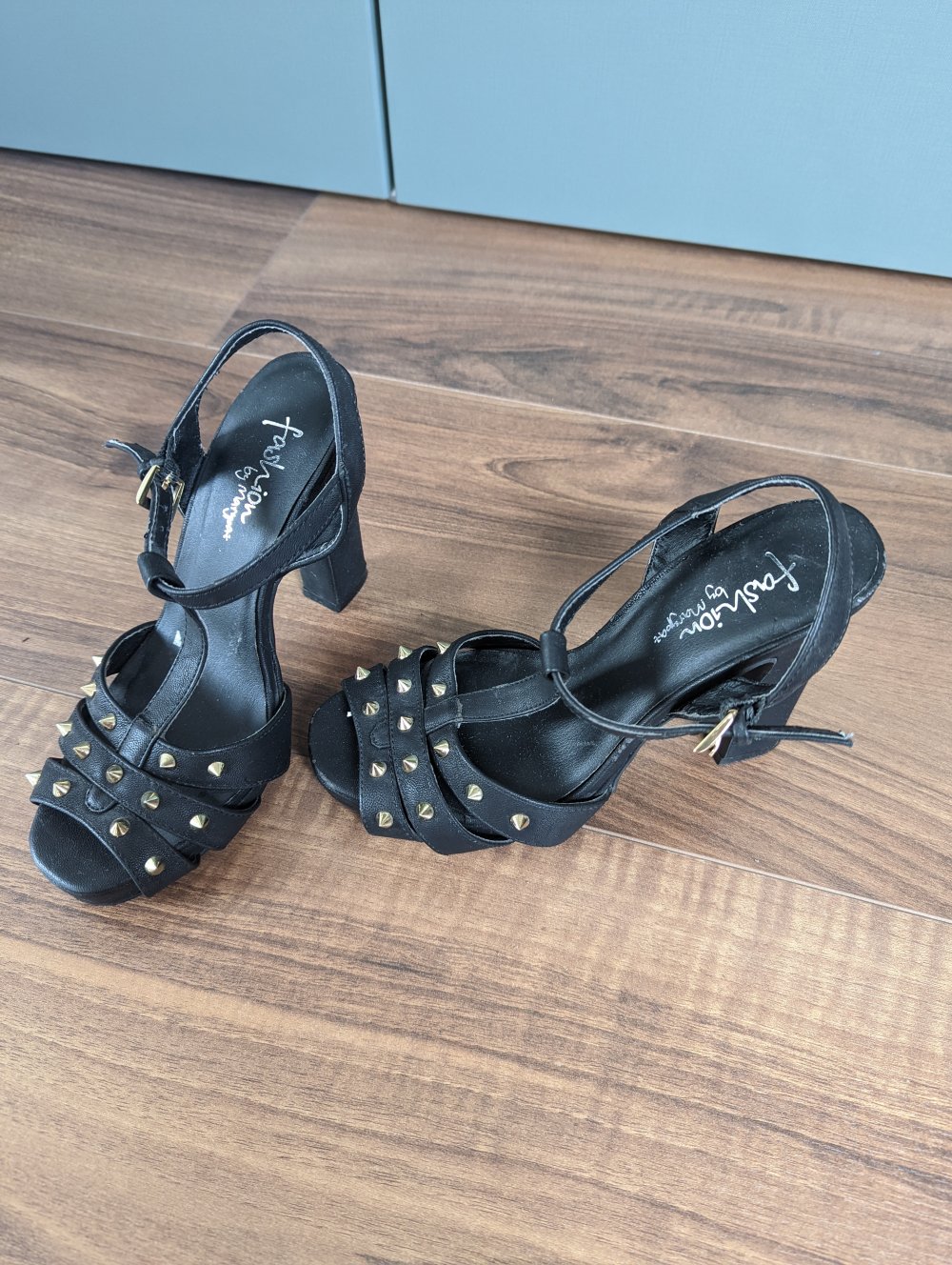 High Heels schwarz mit Nieten