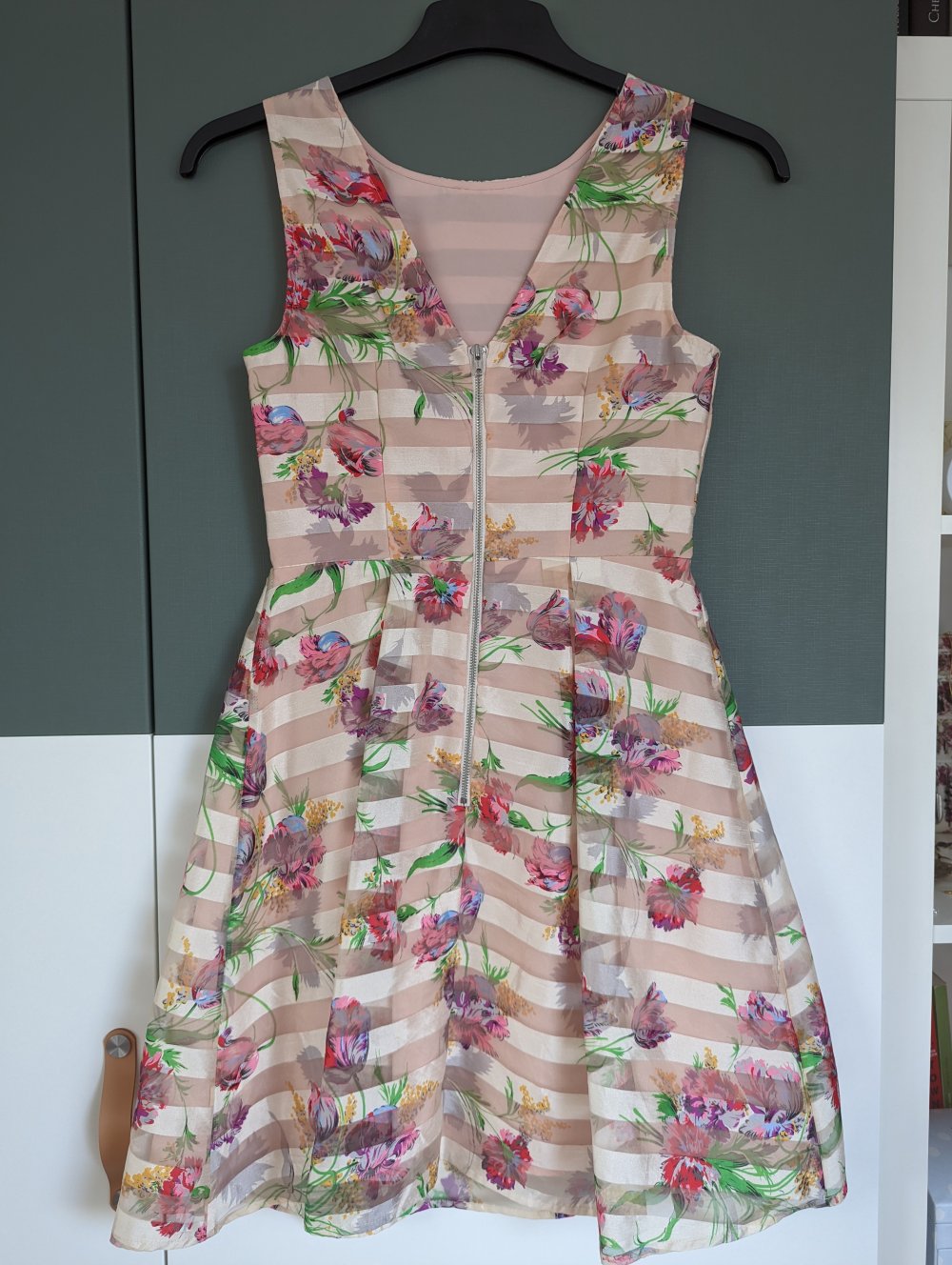 Besonderes Kleid in Creme beige mit Blumenprint 