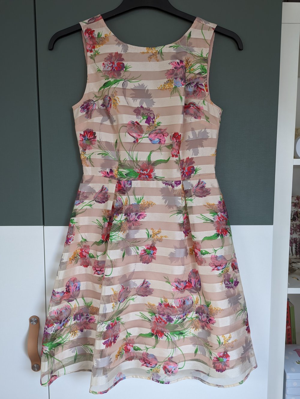Besonderes Kleid in Creme beige mit Blumenprint 