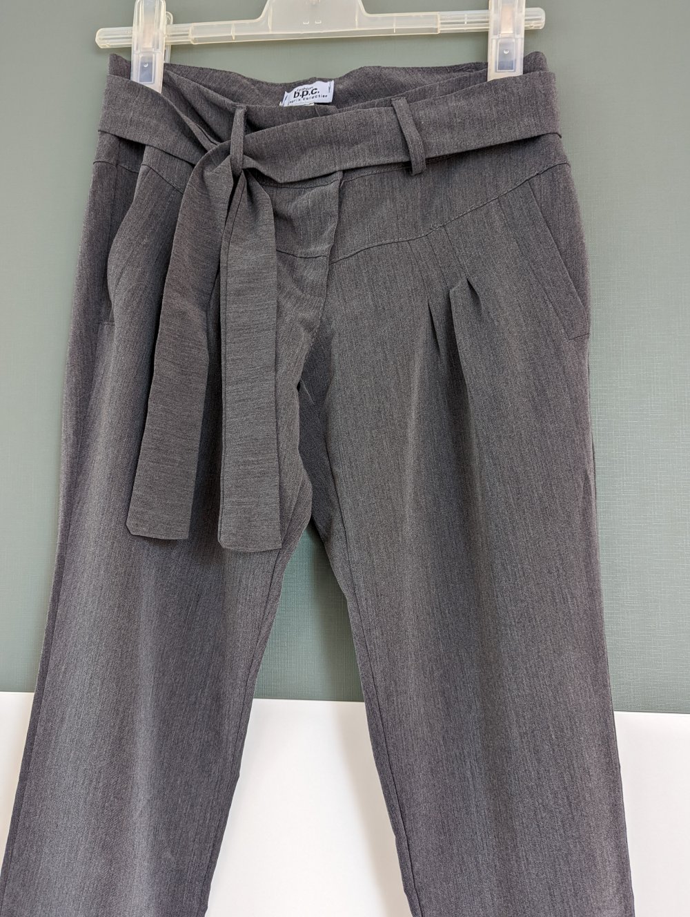 Schicke Stoffhose mit breitem Gummi und Gürtel