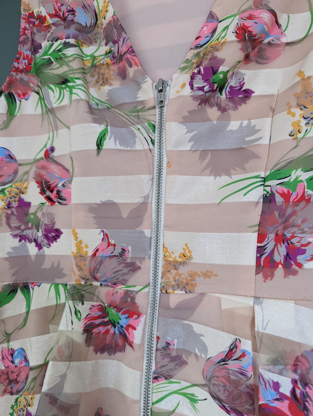 Besonderes Kleid in Creme beige mit Blumenprint 