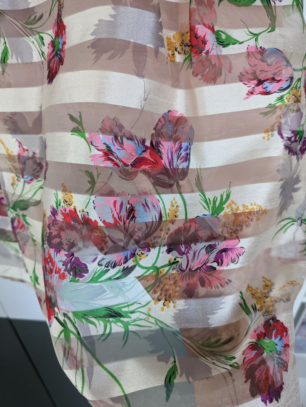 Besonderes Kleid in Creme beige mit Blumenprint 