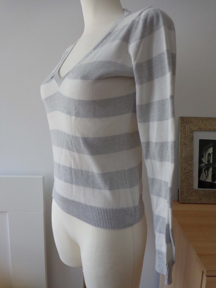 grau-gestreifter Pullover