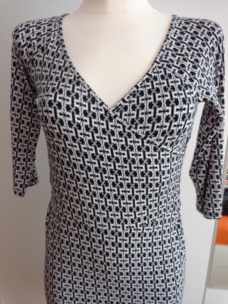 schwarz-weiß gemustertes Kleid
