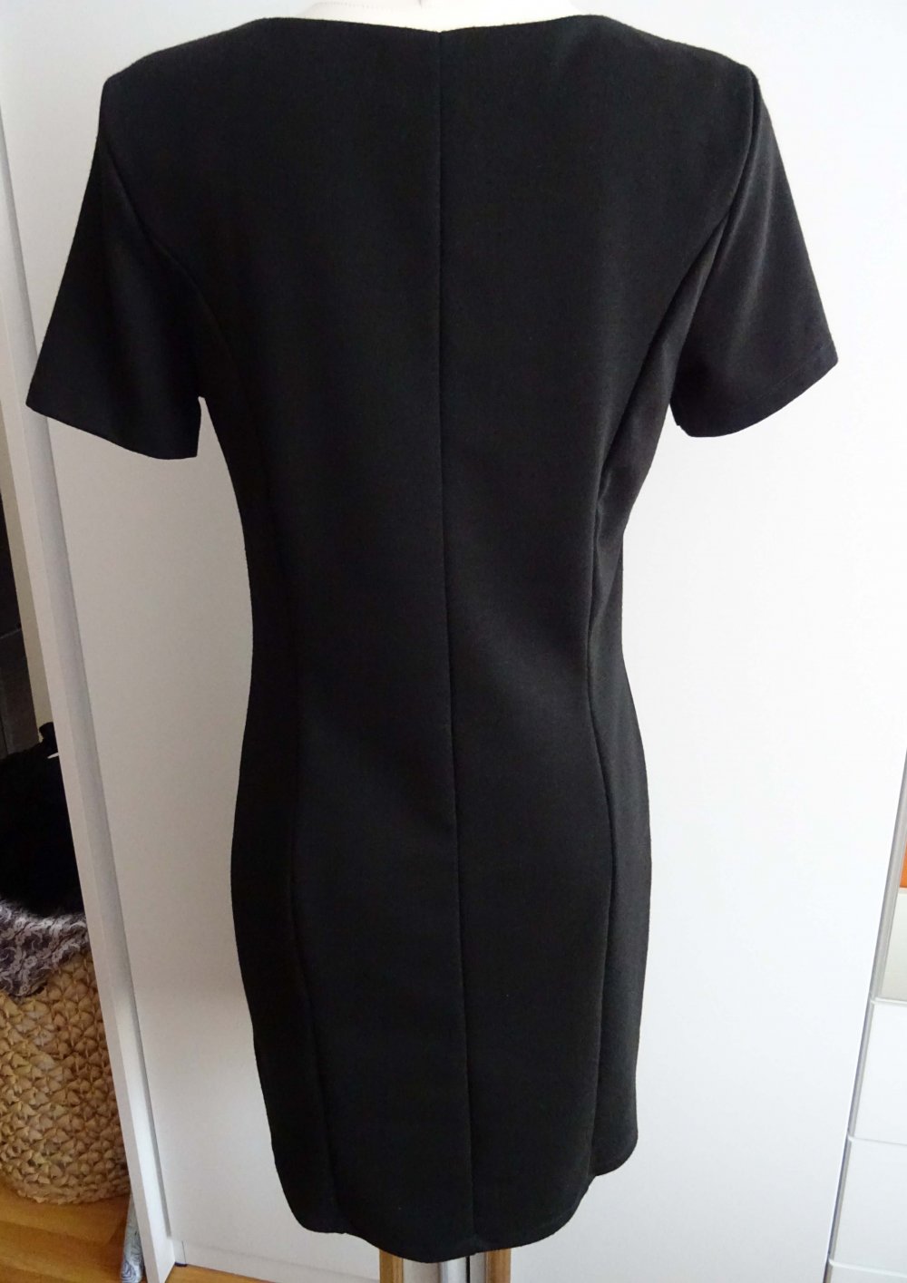 schwarzes Kleid