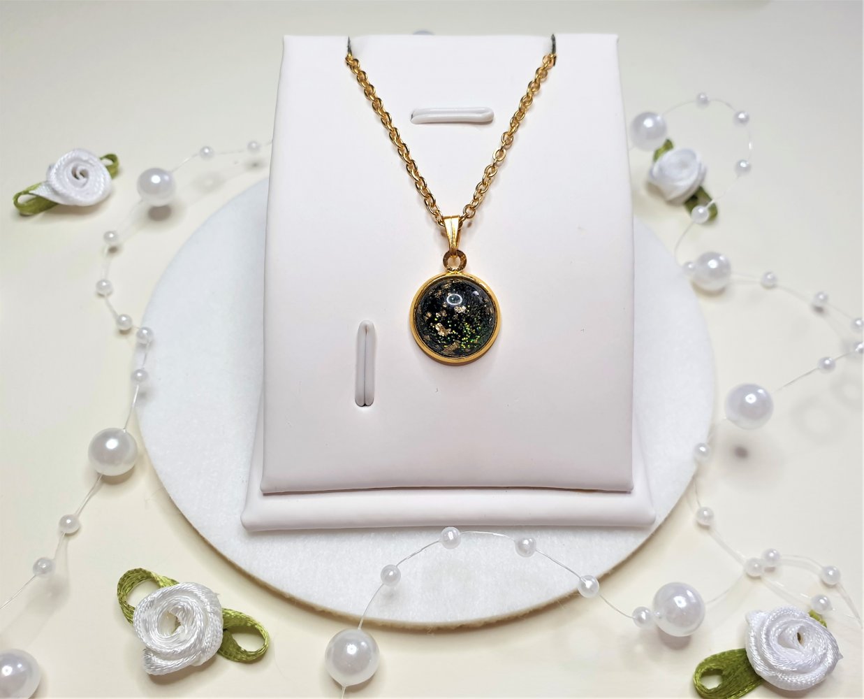 Ausgefallene goldene Halskette mit goldenem Galaxy Anhänger und echtem Blattgold 