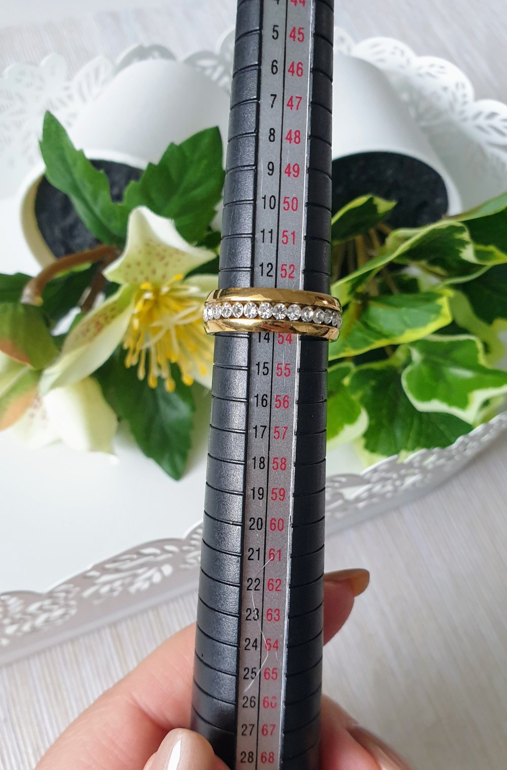 Edler goldener Ring ringsum besetzt mit Zirkonia