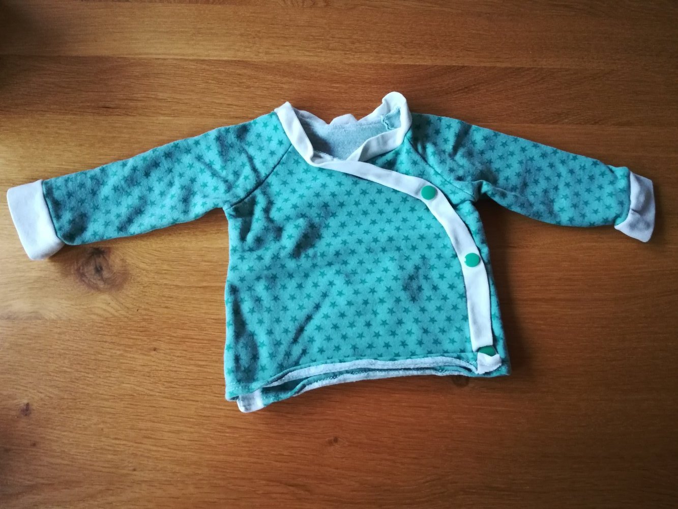 Selbst genähtes Baby Oberteil Langarm Pullover Gr. 68 grün