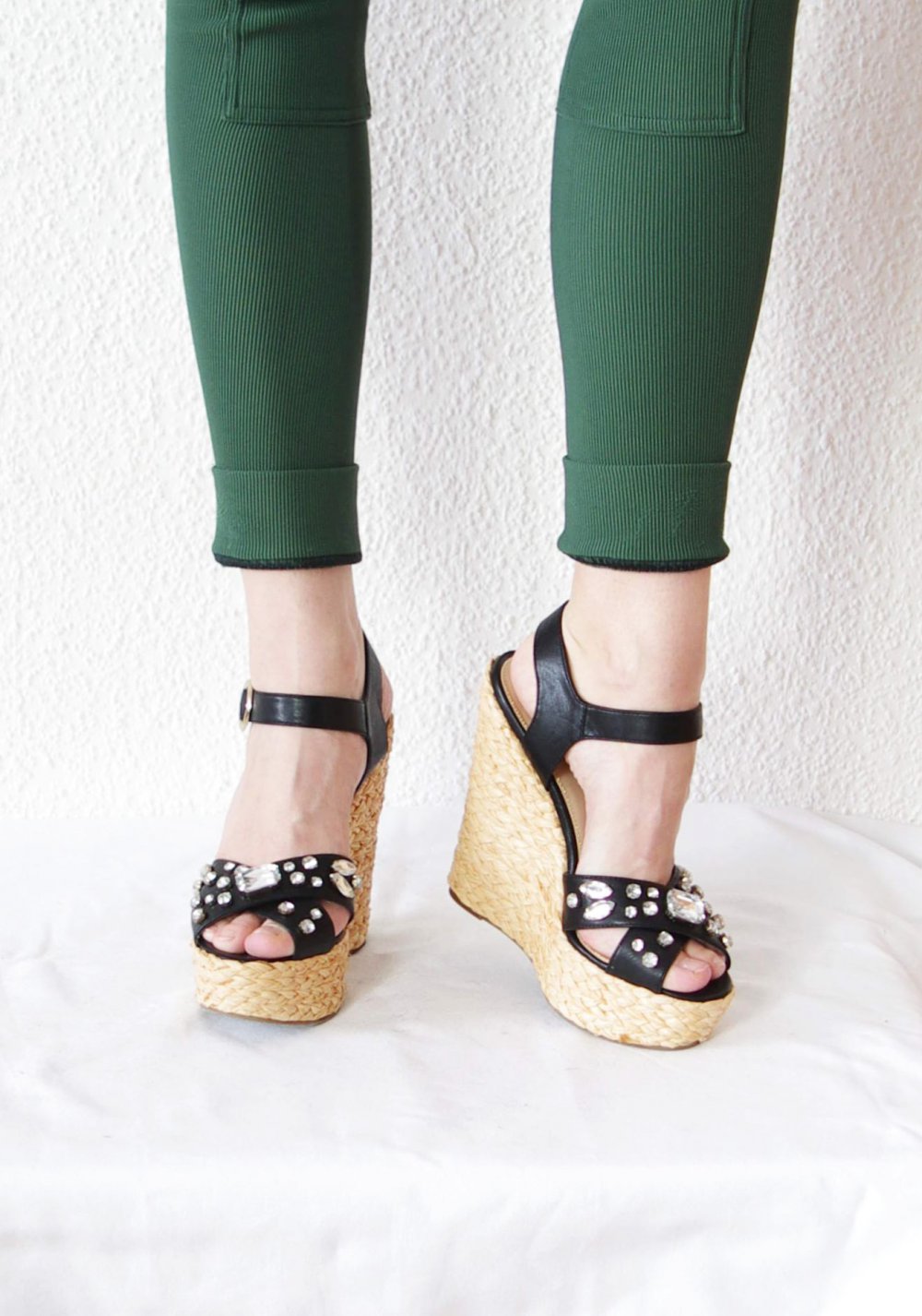 Auffällige Kurt Geiger Wedge High Heels Gr. 40 Bast vegan Leder strass retro Keilabsatz Sandalen