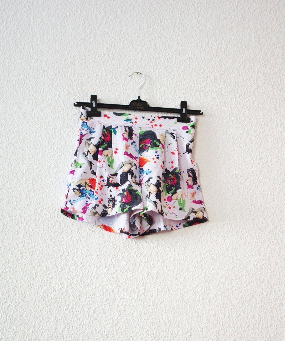 Ausgefallene highwaist Shorts Gr. 28 S M 36 38 Iron Fist comic bunt weiß Sommer Festival