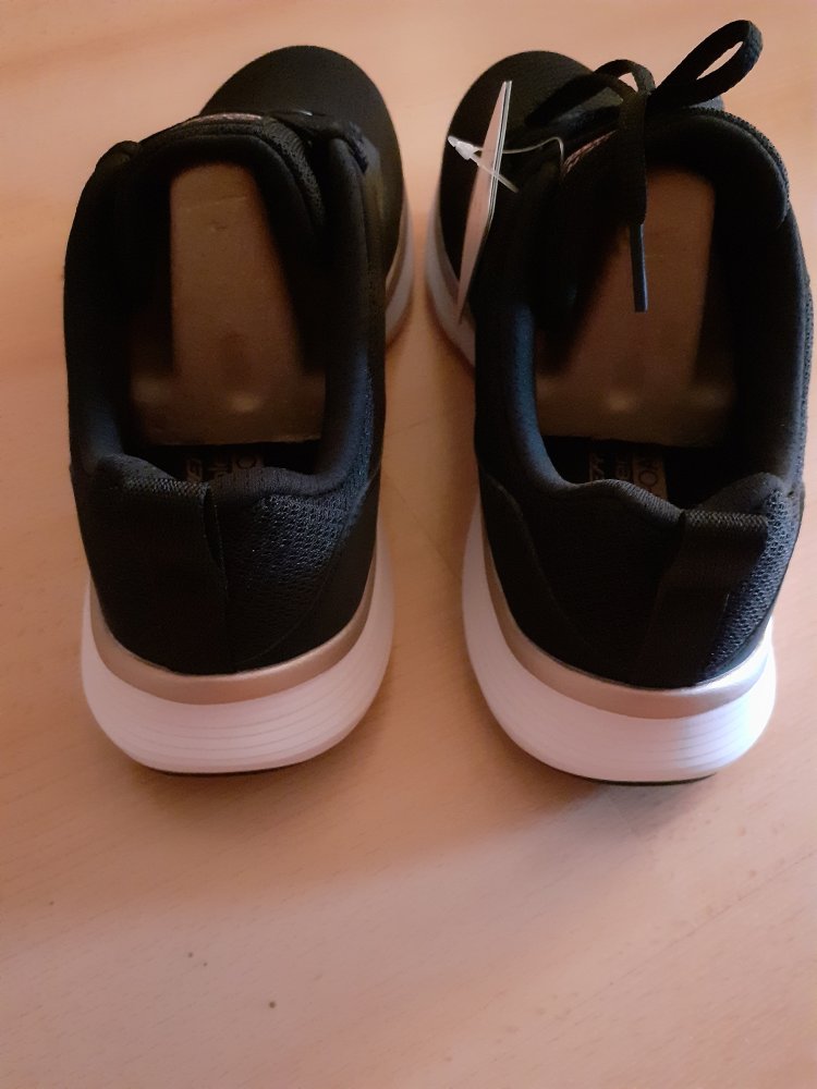 Sneaker von Skechers 
