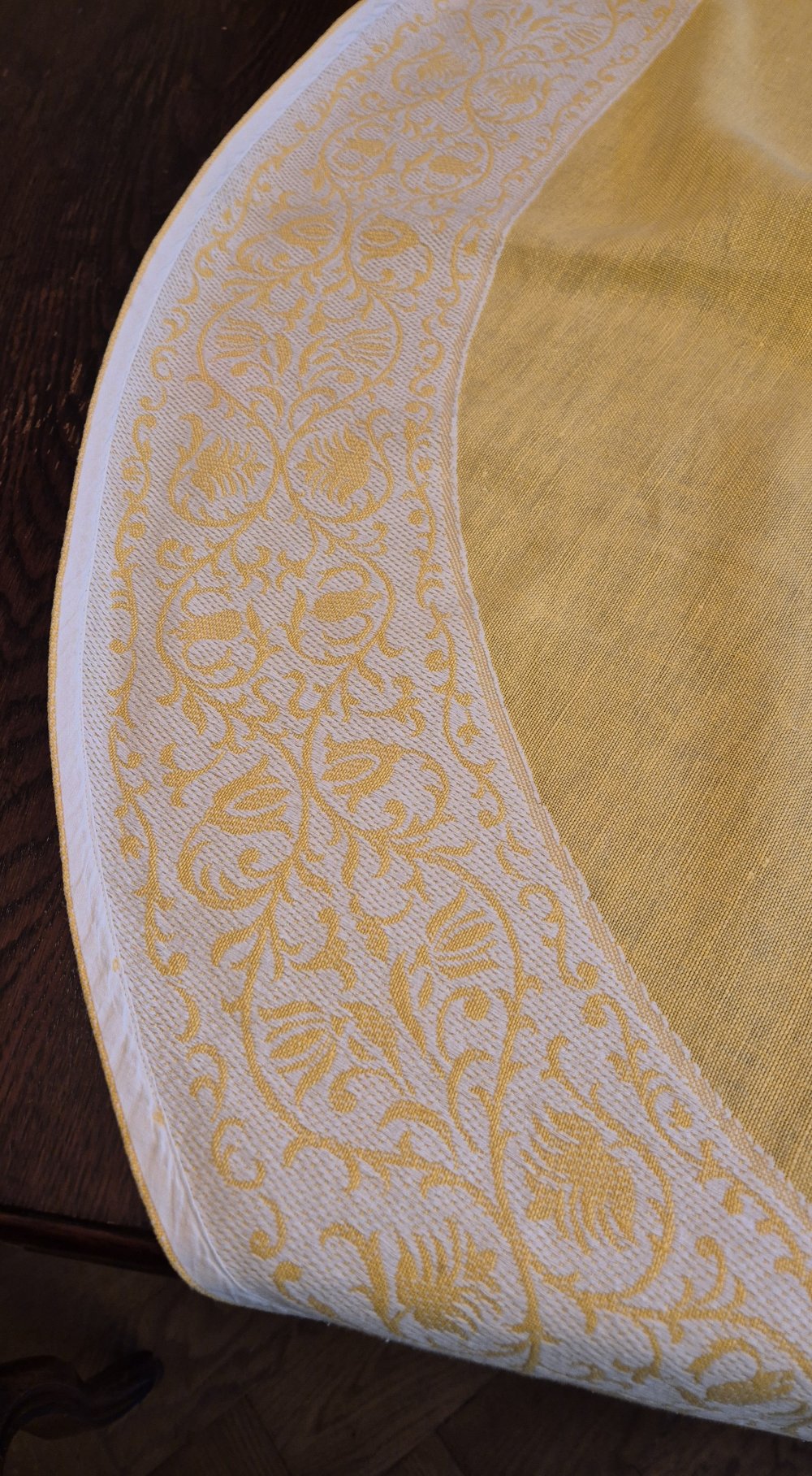 Tischdecke rund alt Stickerei gelb Durchmesser 125 cm