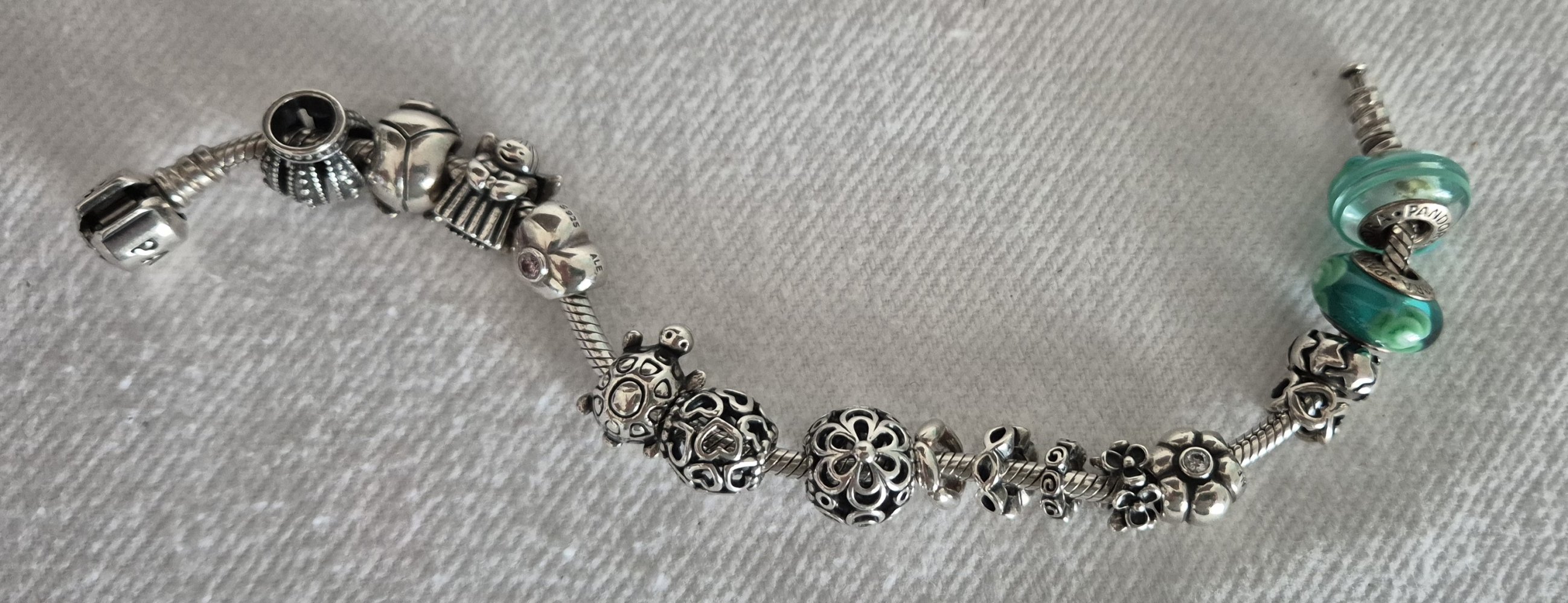 Pandora Armband mit 16 Charms, 19 cm