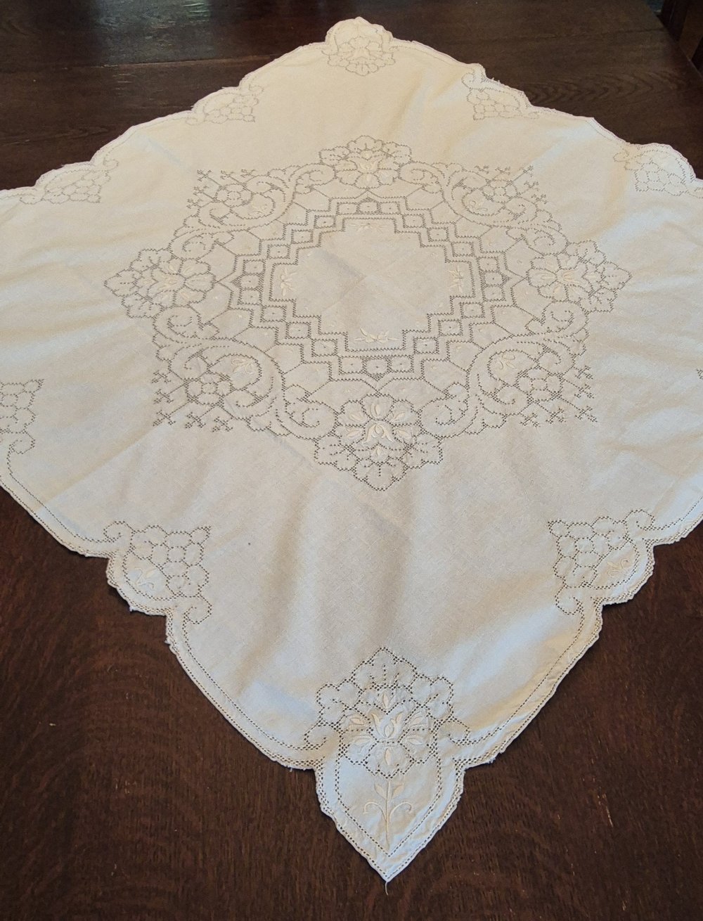 Tischdecke alt Stickerei Lochmuster vintage weiß creme 80 x 80 cm