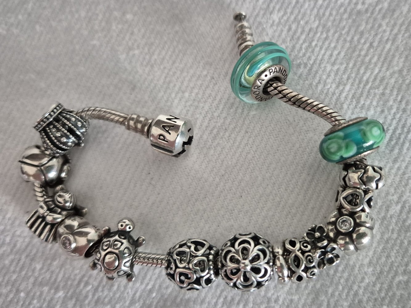 Pandora Armband mit 16 Charms, 19 cm