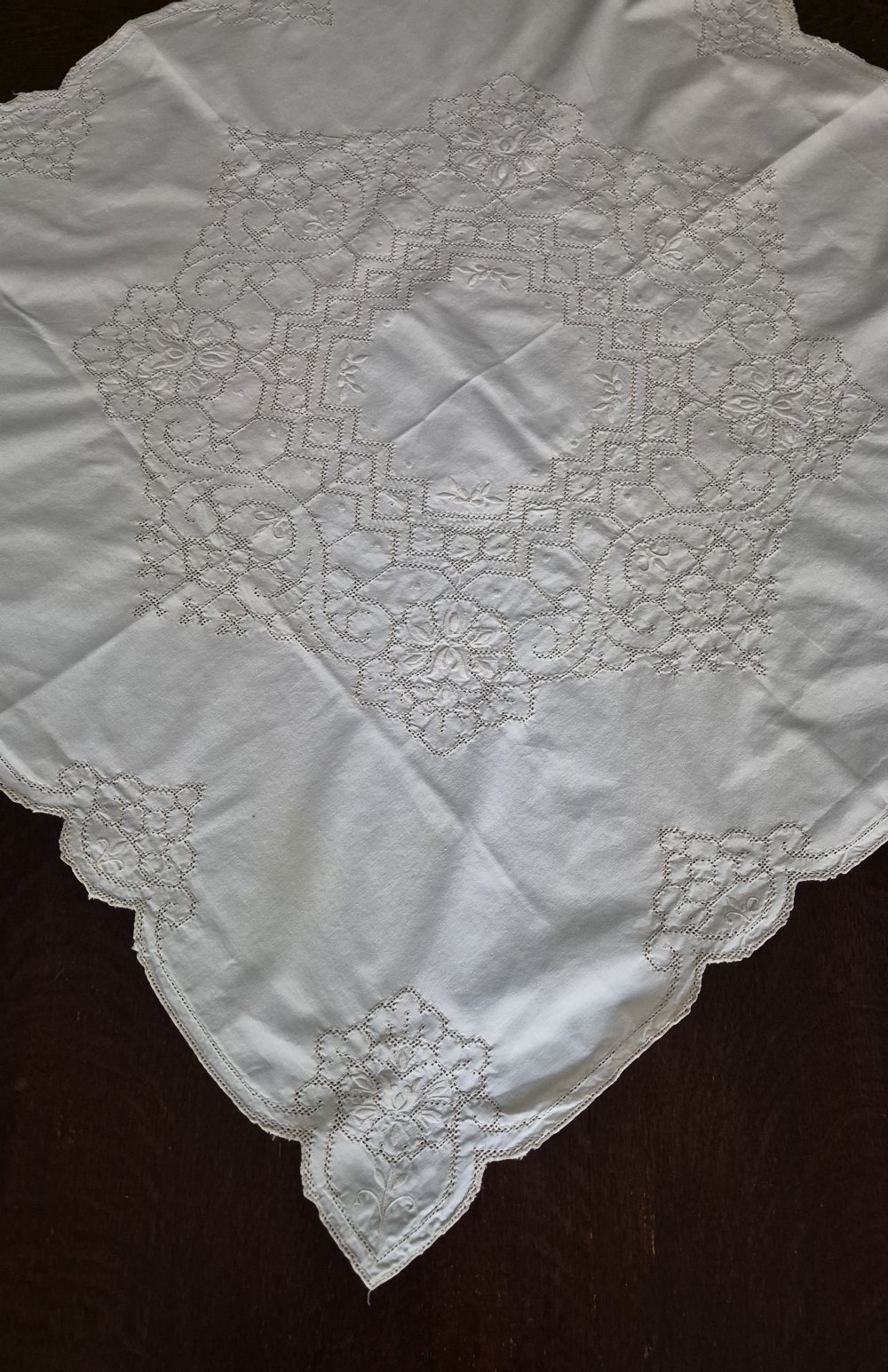 Tischdecke alt Stickerei Lochmuster vintage weiß creme 80 x 80 cm