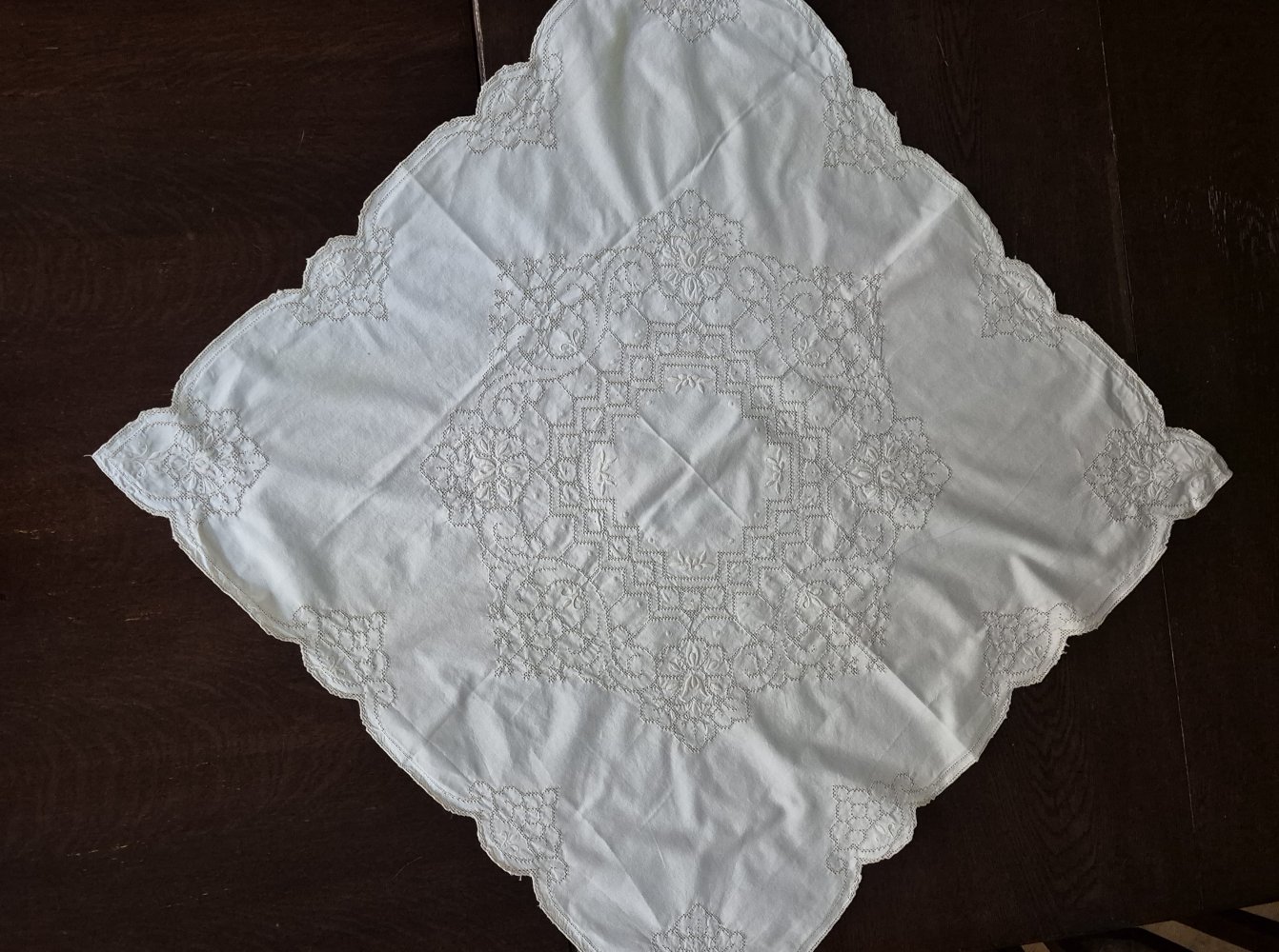 Tischdecke alt Stickerei Lochmuster vintage weiß creme 80 x 80 cm