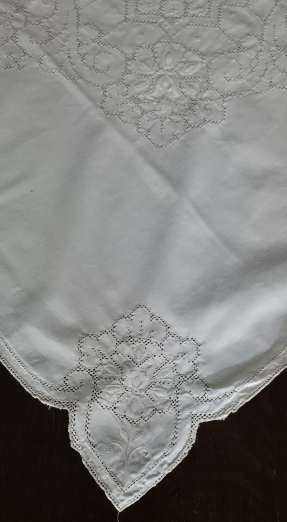 Tischdecke alt Stickerei Lochmuster vintage weiß creme 80 x 80 cm
