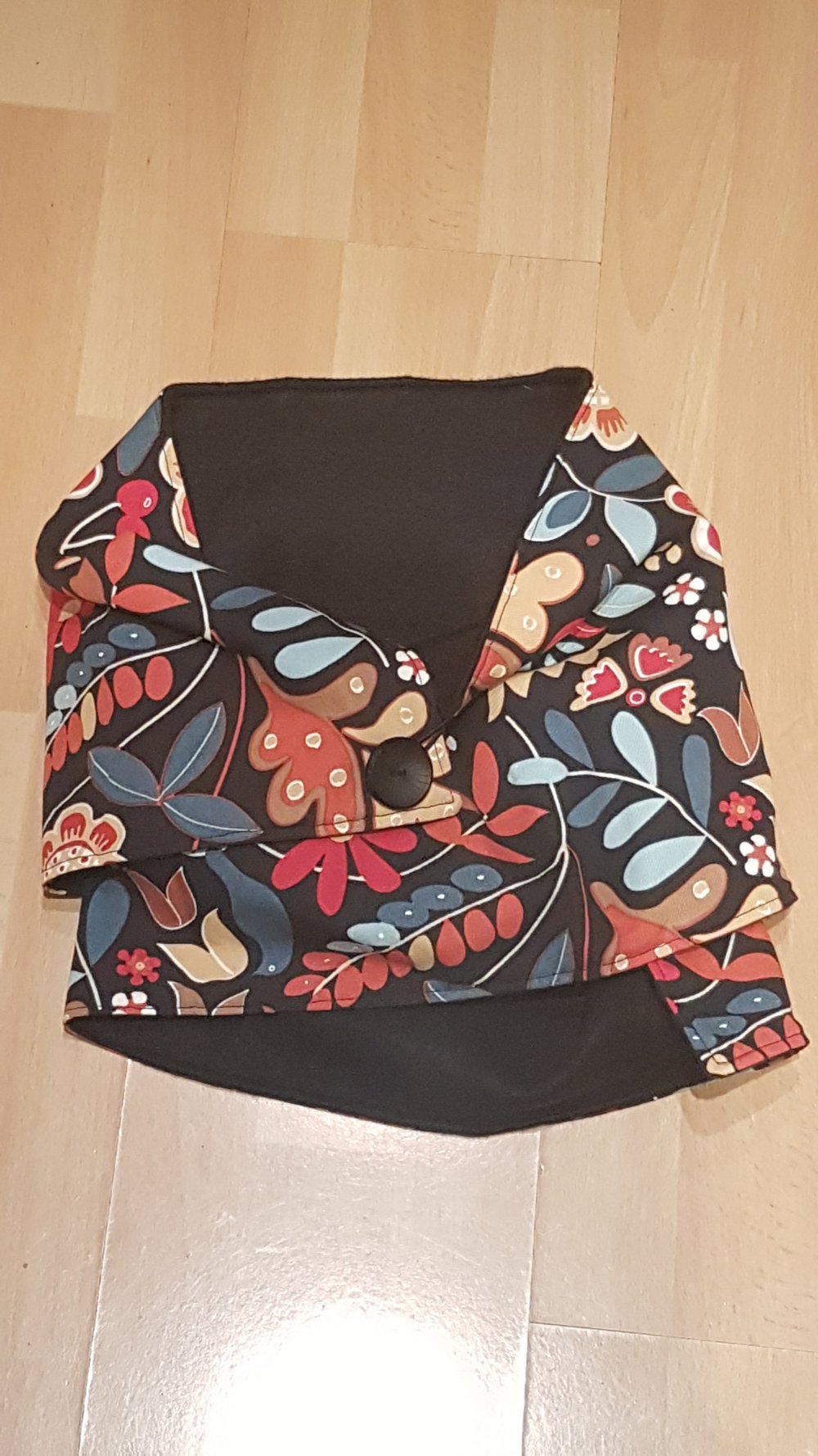 Schal, schwarz bunt Blätter Blumen Handmade