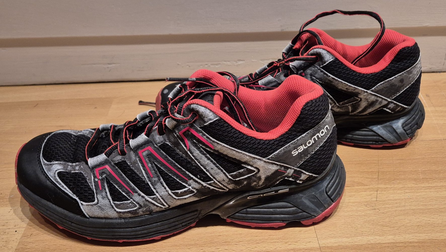 Salomon Sneaker Outdoorschuhe schwarz rot Gr 42