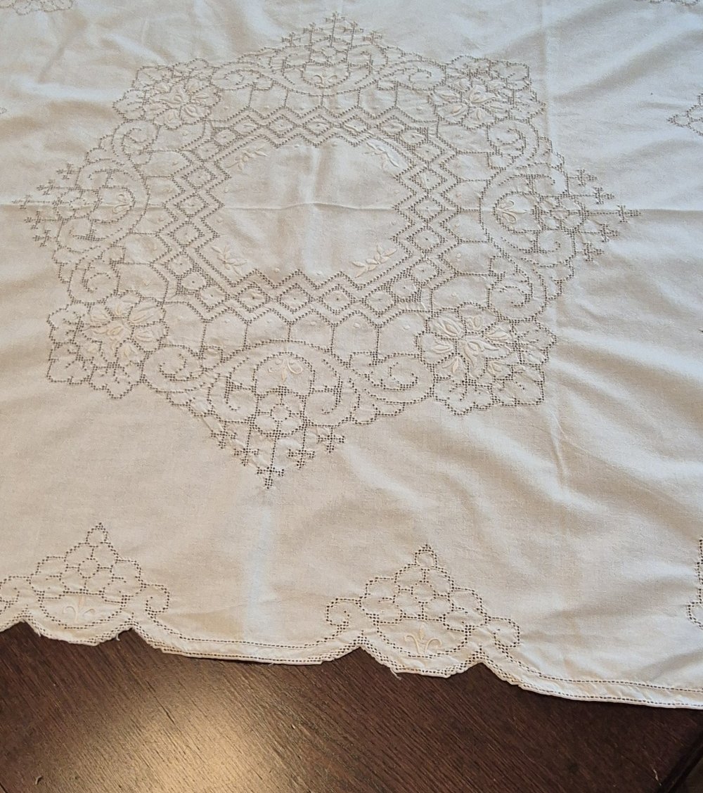 Tischdecke alt Stickerei Lochmuster vintage weiß creme 80 x 80 cm