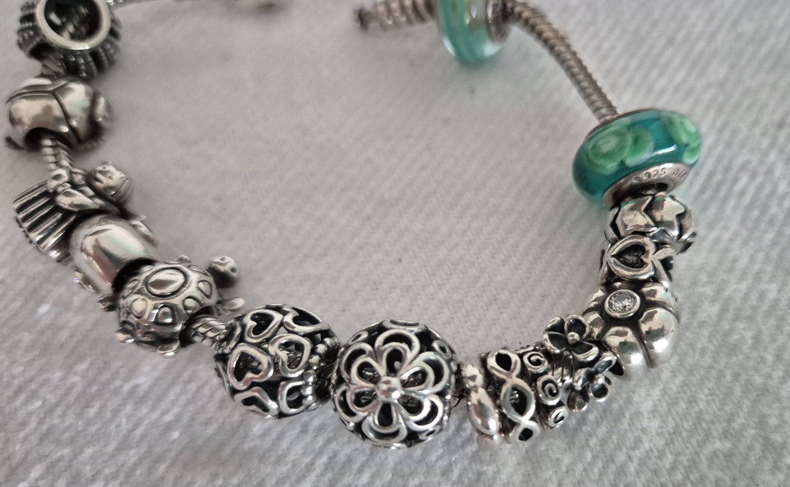 Pandora Armband mit 16 Charms, 19 cm