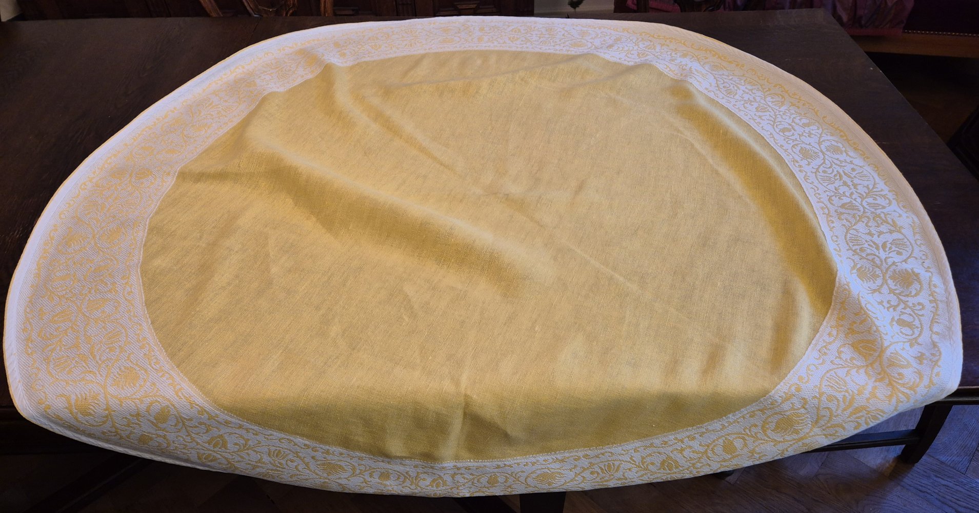 Tischdecke rund alt Stickerei gelb Durchmesser 125 cm