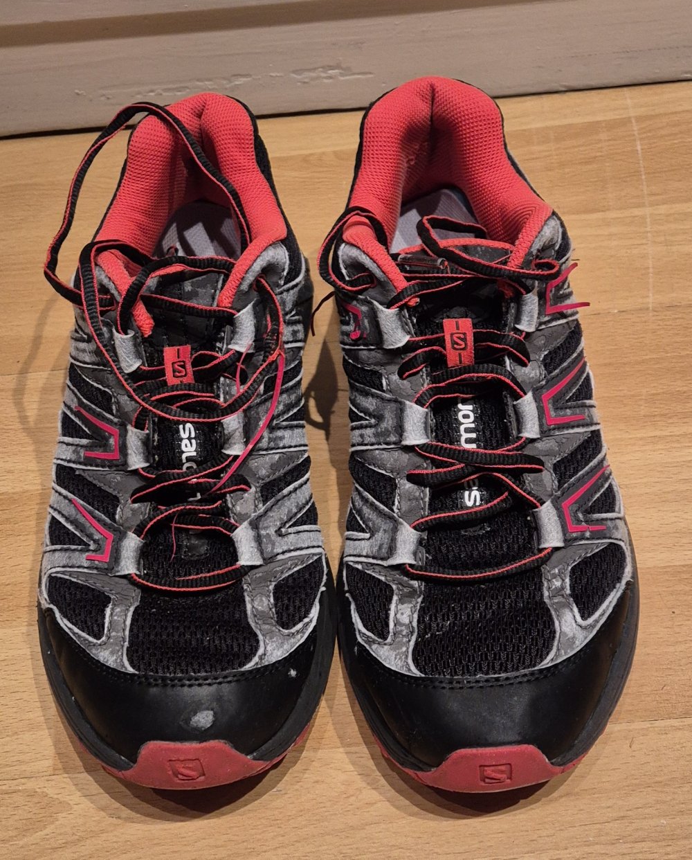Salomon Sneaker Outdoorschuhe schwarz rot Gr 42