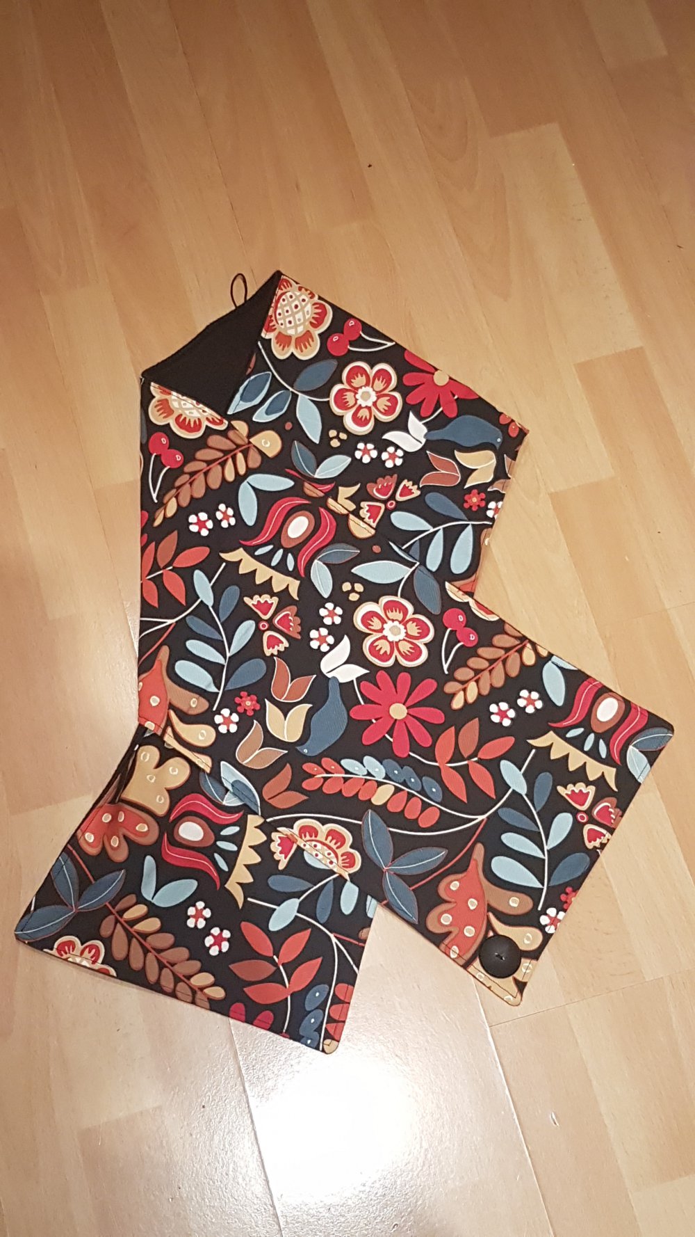 Schal, schwarz bunt Blätter Blumen Handmade