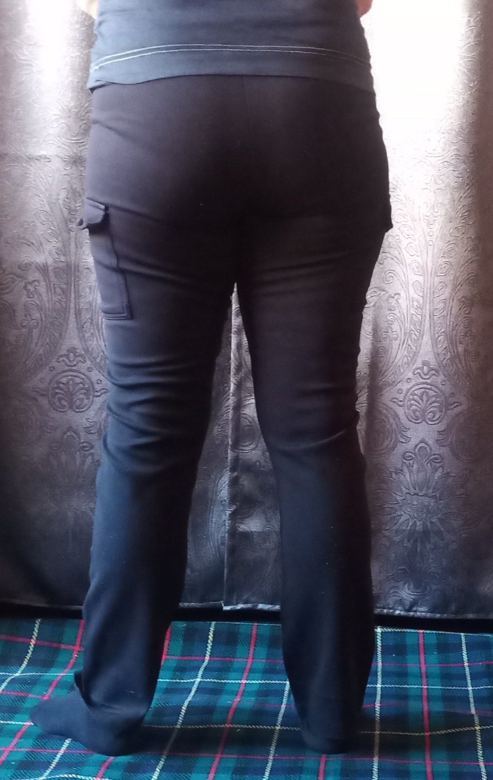 schwarze Jogginghose mit Beintasche