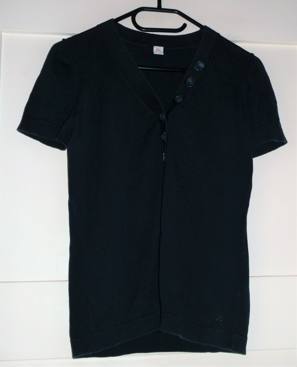 dunkelblaues Poloshirt mit raffinierter Knopfleiste S.Oliver