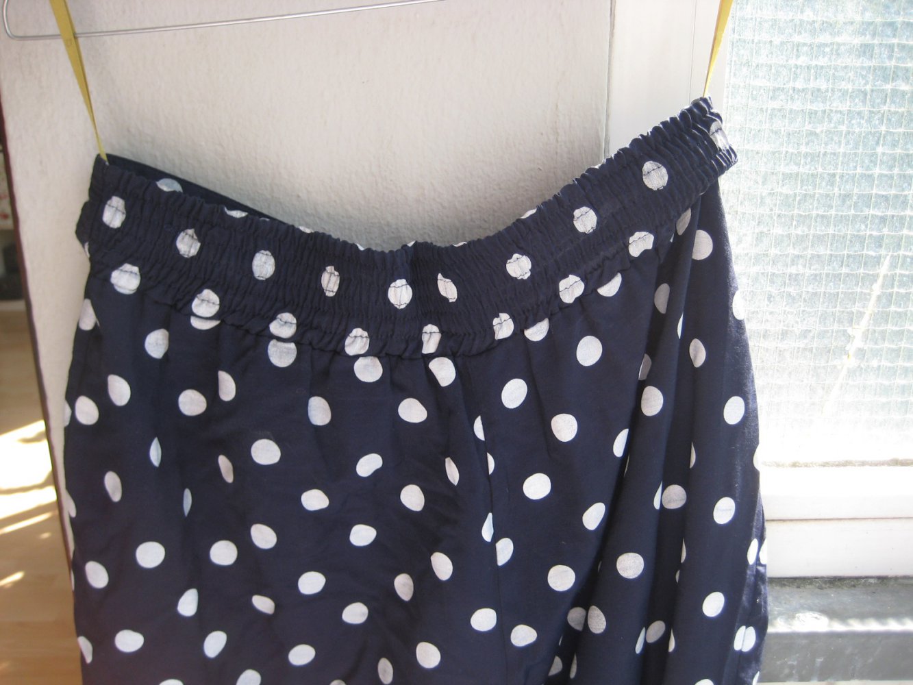Wunderschöne dunkelblaue true vintage Stoffhose mit weißen Punkten, true vintage, vintage, achtziger, ballonhose, stoffhose, bequem, locker, leger, sommer, schick, elegant, polkadott, punkte, pünktchen, gepunktet