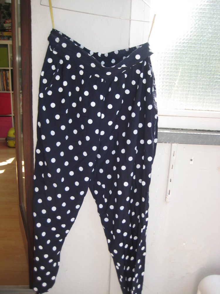 Wunderschöne dunkelblaue true vintage Stoffhose mit weißen Punkten, true vintage, vintage, achtziger, ballonhose, stoffhose, bequem, locker, leger, sommer, schick, elegant, polkadott, punkte, pünktchen, gepunktet