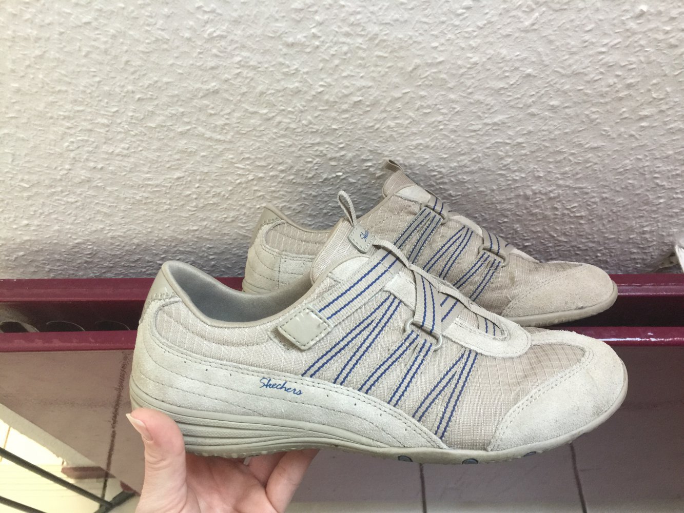 Helle Sneaker mit memory foam