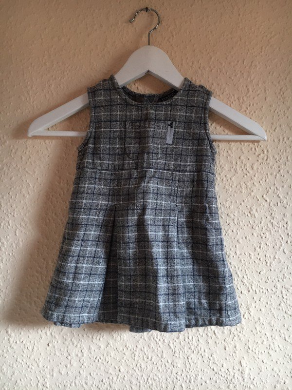 Grau kariertes Kleid