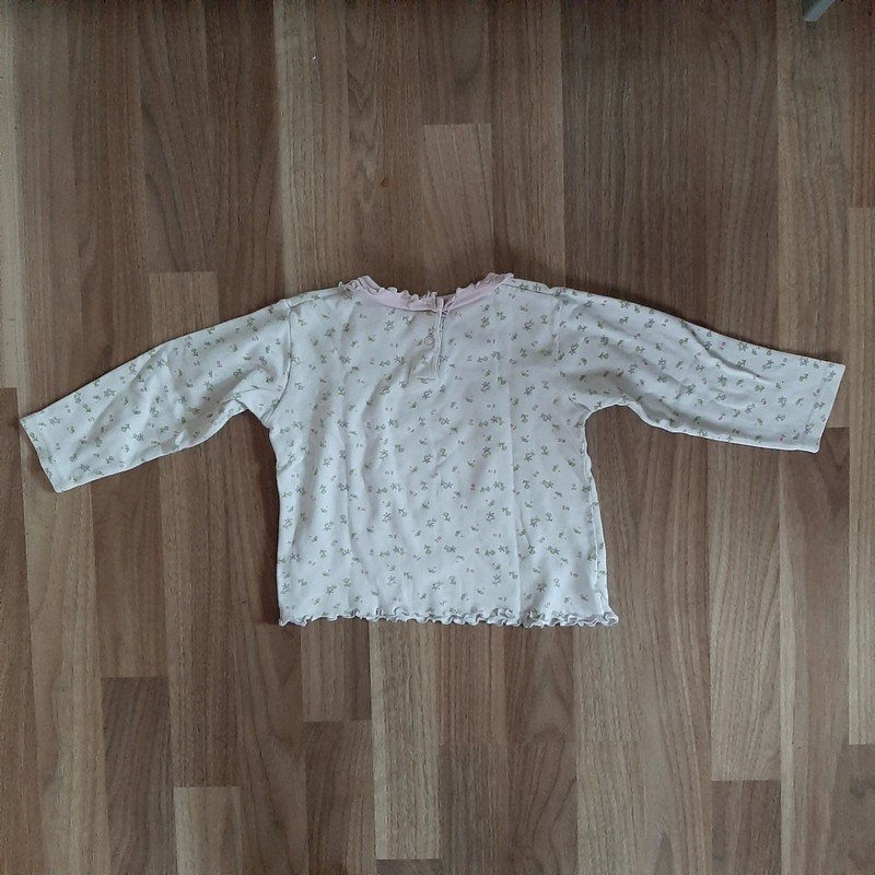 Weißer Pulli mit Blumenprint