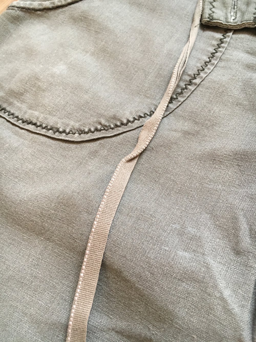 Graue lockere Hose