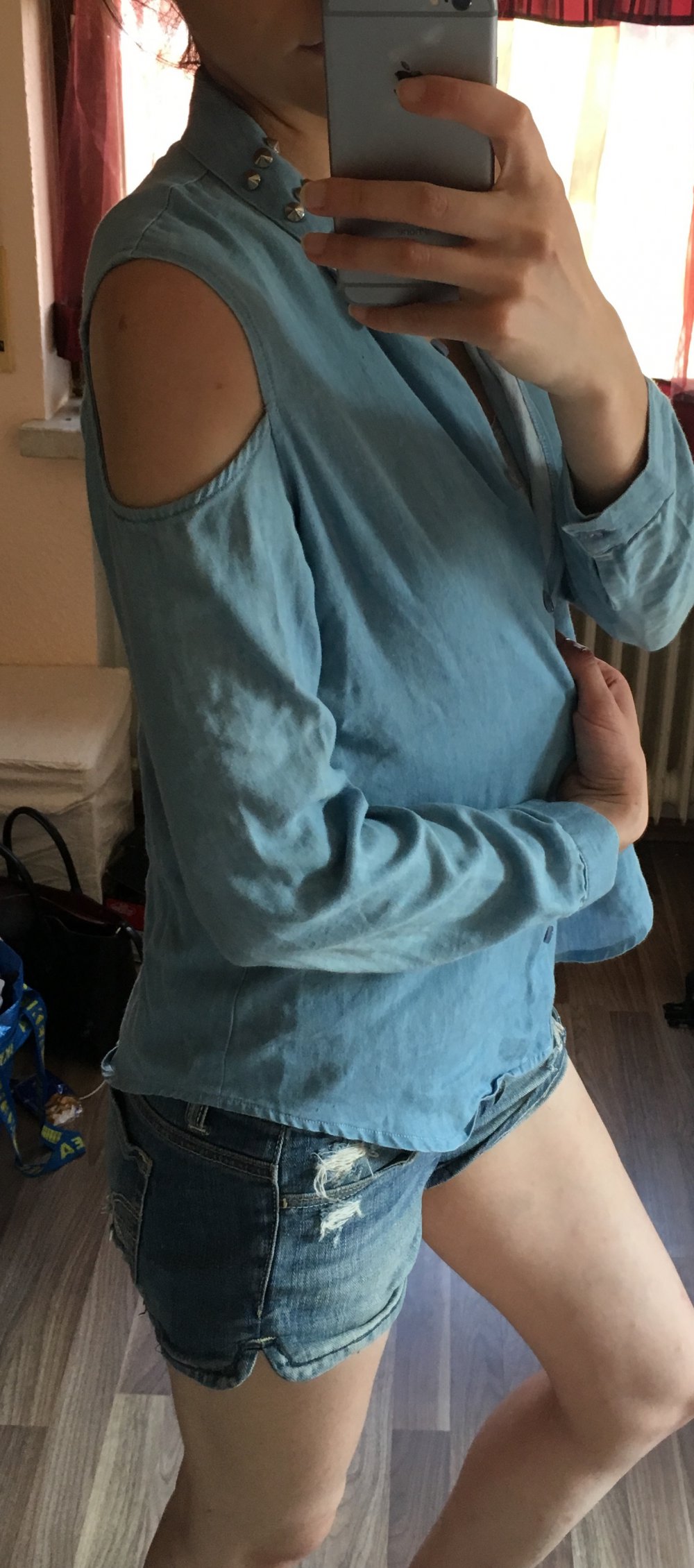 Cold Shoulder Bluse mit Nieten