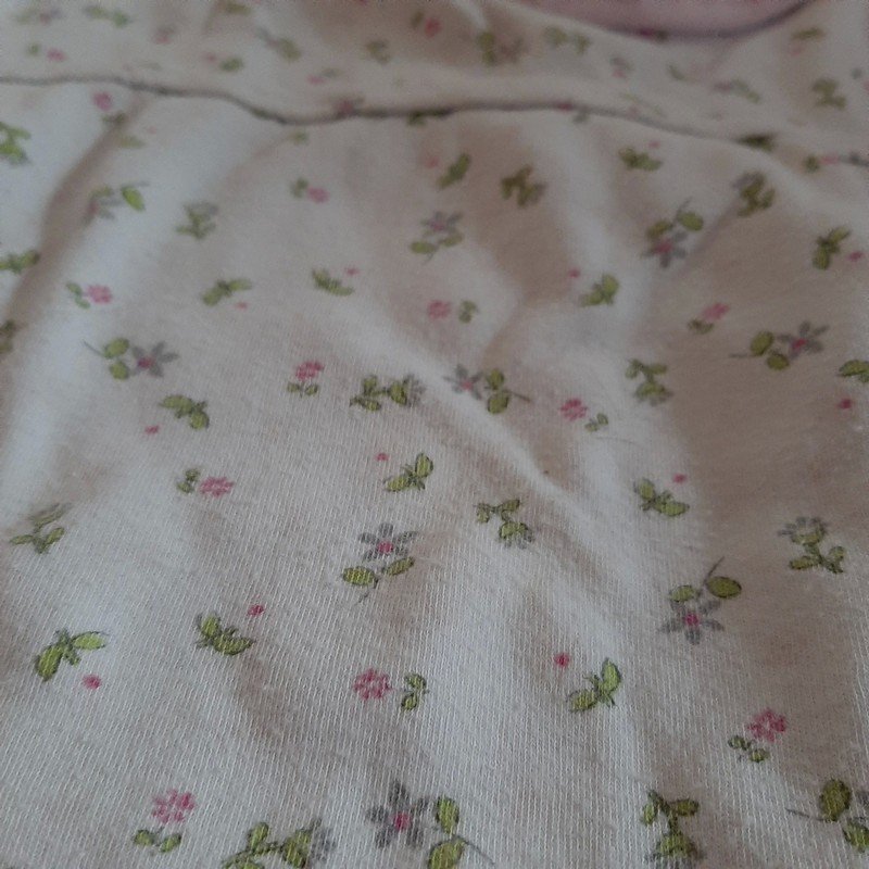 Weißer Pulli mit Blumenprint