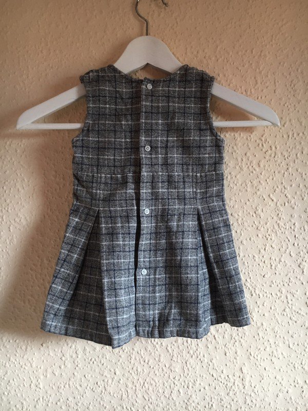 Grau kariertes Kleid