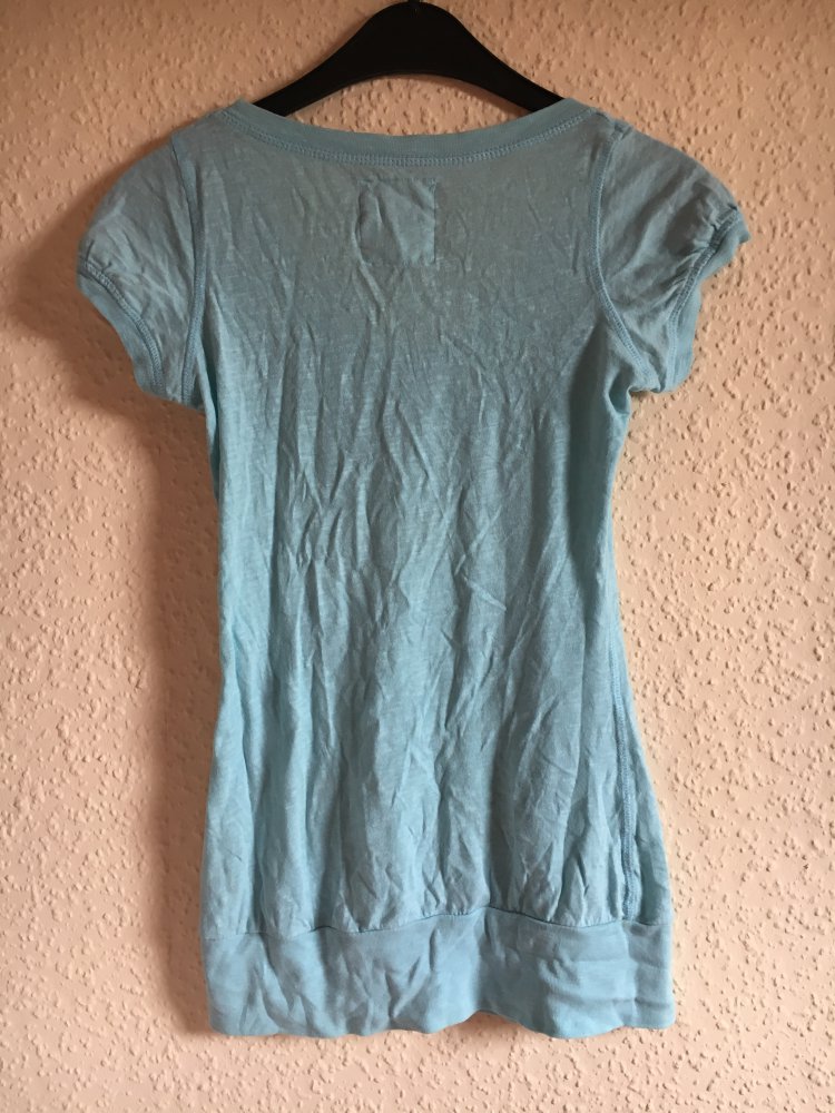 Hellblaues T-shirt