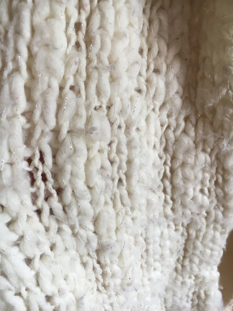 Weißer Strickschal mit silbernen Fäden