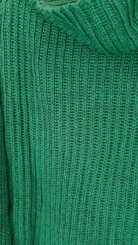 Grüner Strickpullover (cropped)