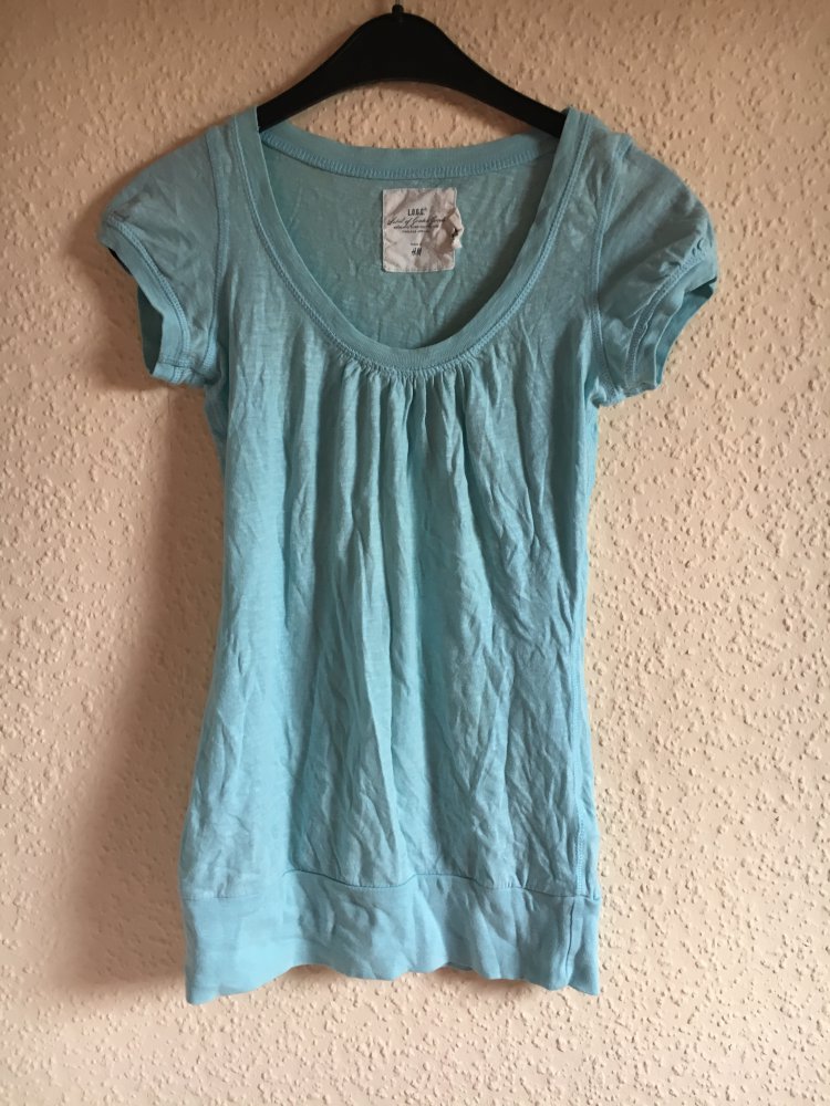 Hellblaues T-shirt