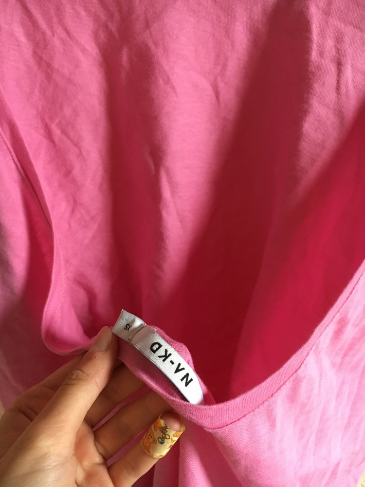 Pinkes T-Shirt mit weitem Rückenausschnitt