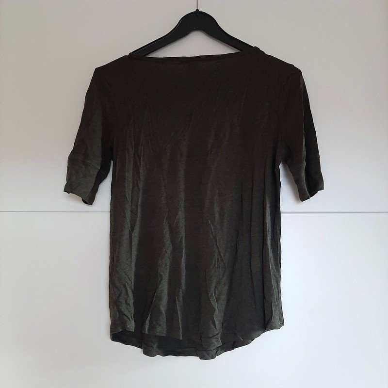 Dunkelgrünes Shirt