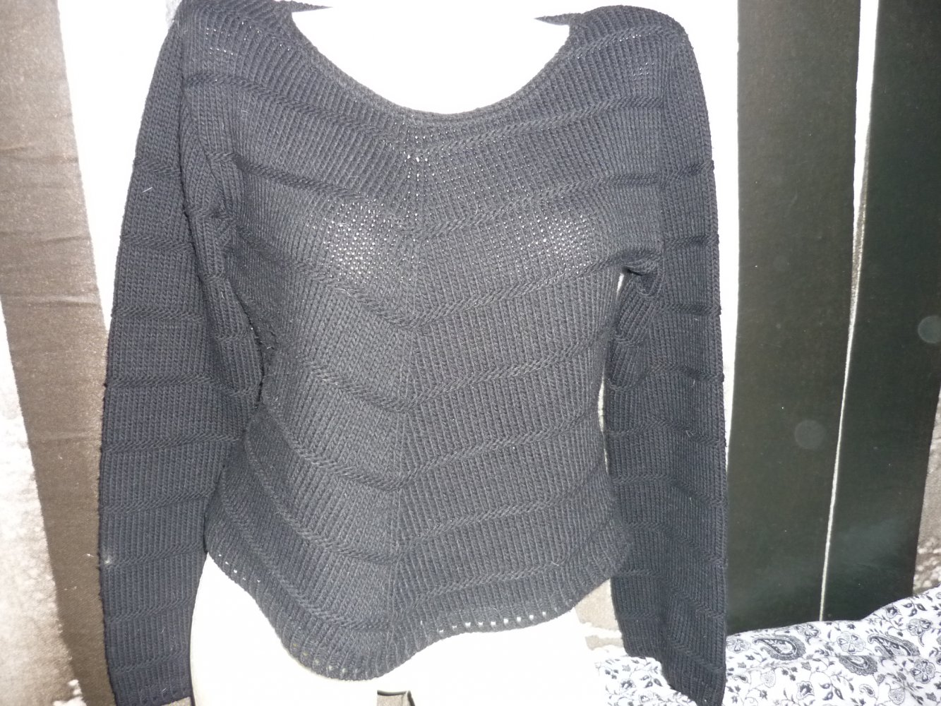 schwarzer Pullover mit rundem Saum & leicht ausgestellten Ärmeln Gothic Gr. 38