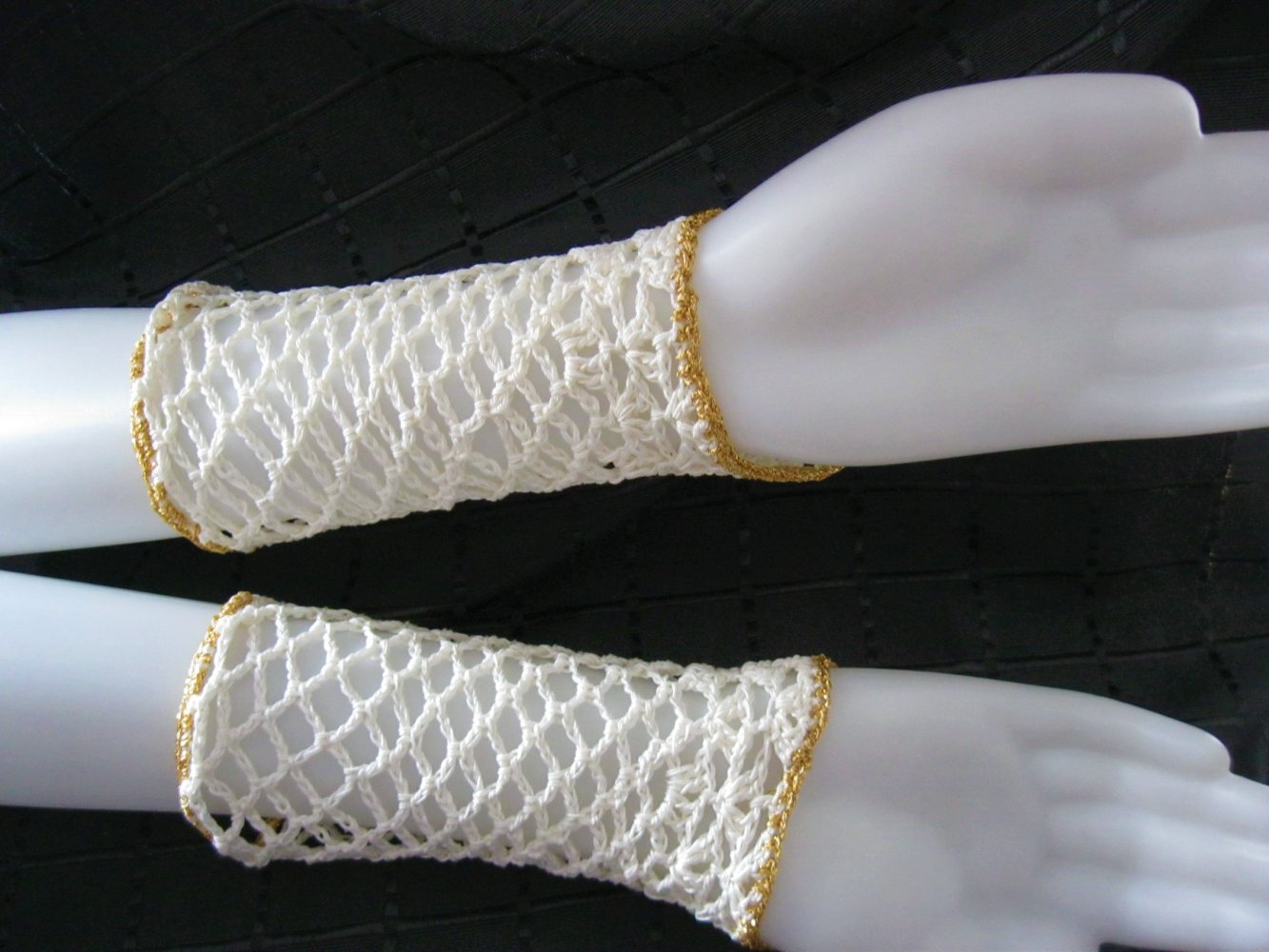 NEU Stulpen Handschuhe Mittelfinger-Schlaufe Handmade Creme/Gold 100% Baumwolle