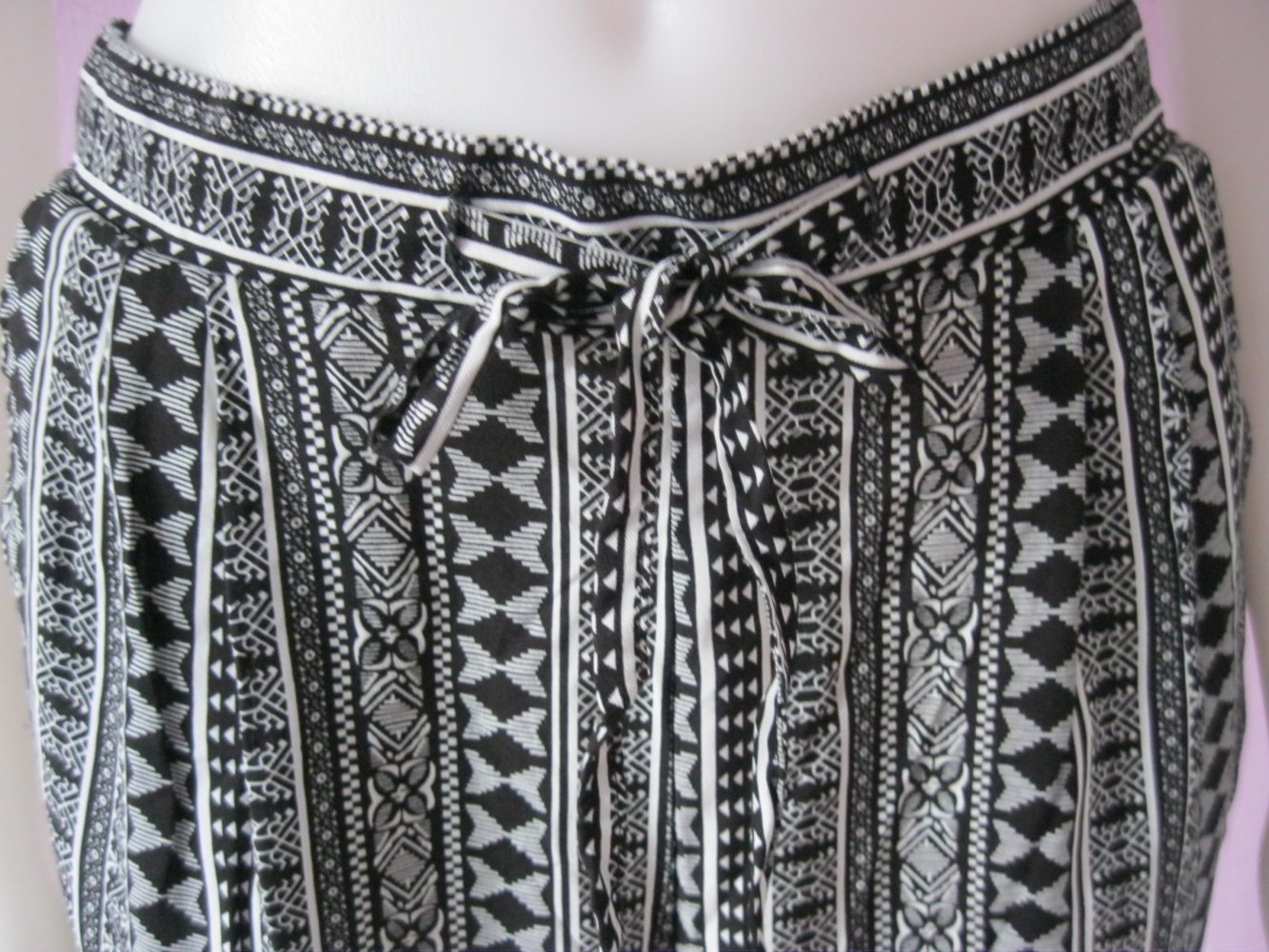 NEU Tessentials Schlupfhose Sommerhose Schwarz/Weiß M